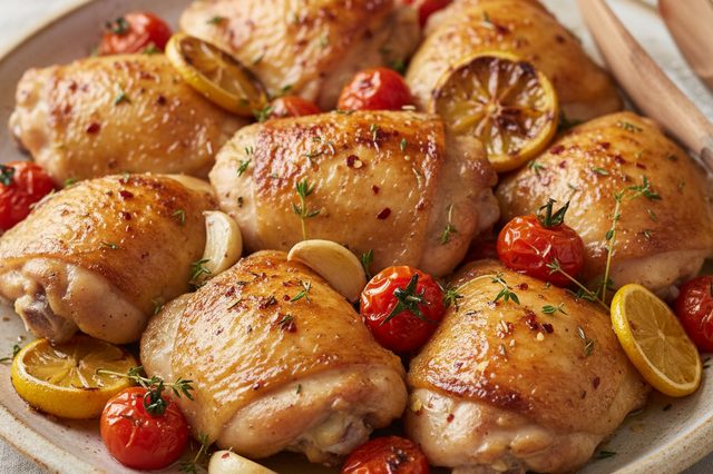 Sobrecoxas assadas com tomates-cereja e limão