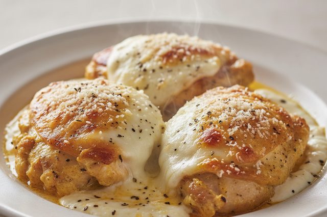 Sobrecoxas com iogurte e queijo gratinado