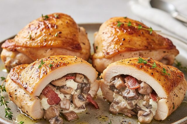 Sobrecoxas recheadas com cogumelos e bacon