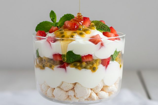 Sobremesa de iogurte com suspiro morango e maracujá