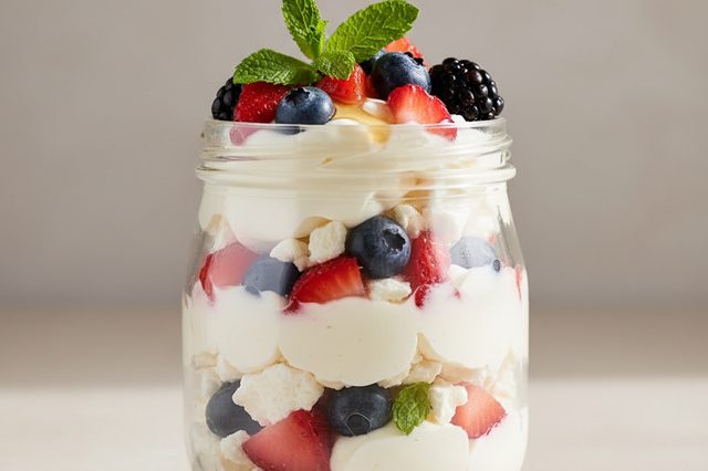 Sobremesa de iogurte mascarpone e frutas vermelhas
