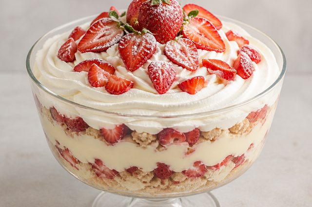 Sobremesa de morango com creme de confeiteiro e chantilly