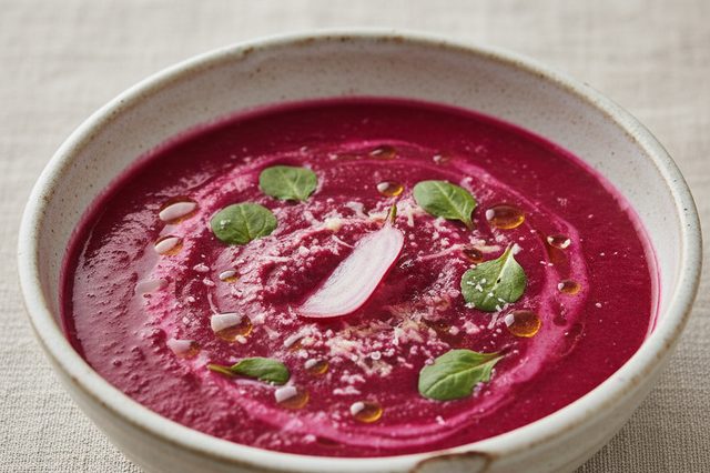 Sopa cremosa de legumes com beterraba