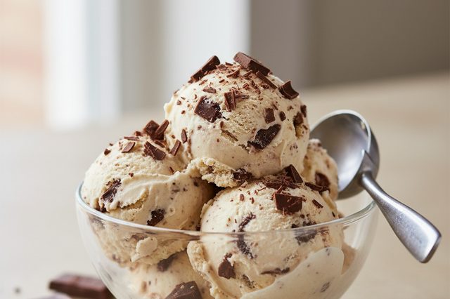 Sorvete caseiro com pedaços de chocolate