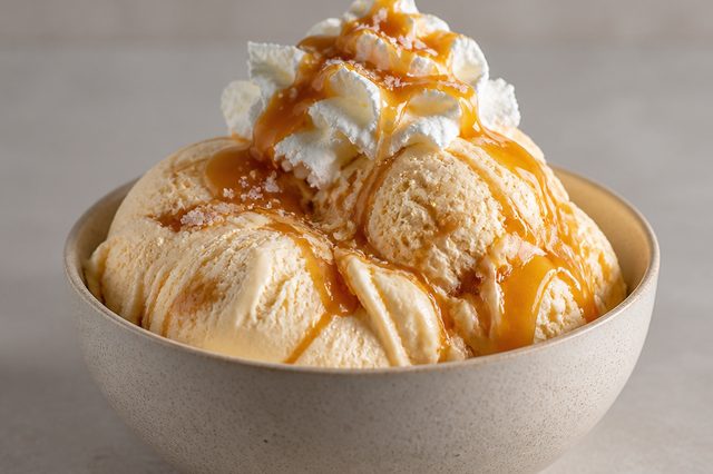 Sorvete de caramelo salgado com chantilly