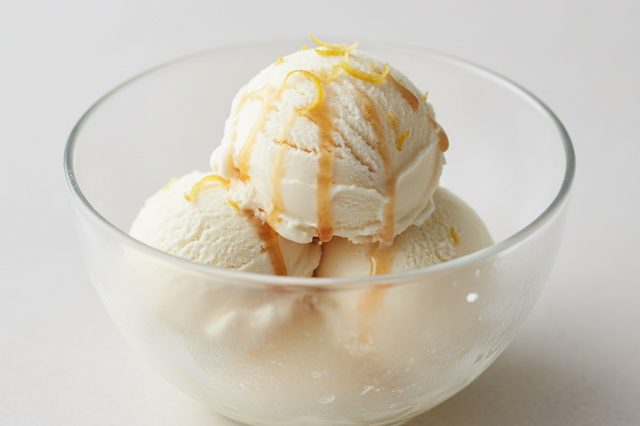 Sorvete de creme fresco e leite condensado