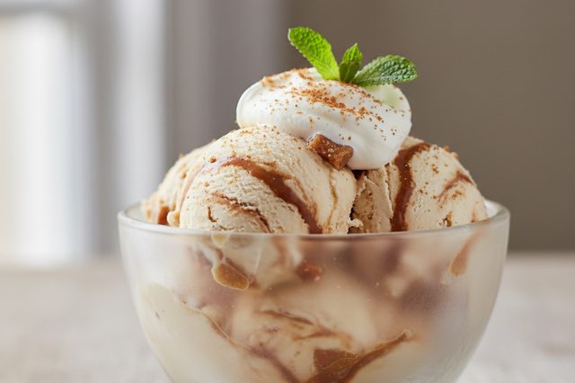 Sorvete de doce de leite com creme fresco