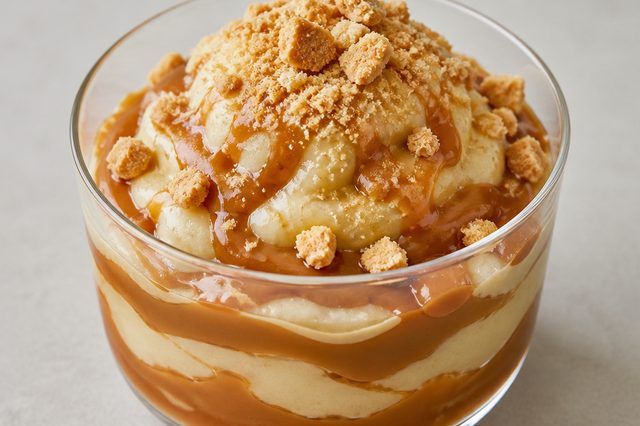 Sorvete vegano de banana com doce de leite de castanha