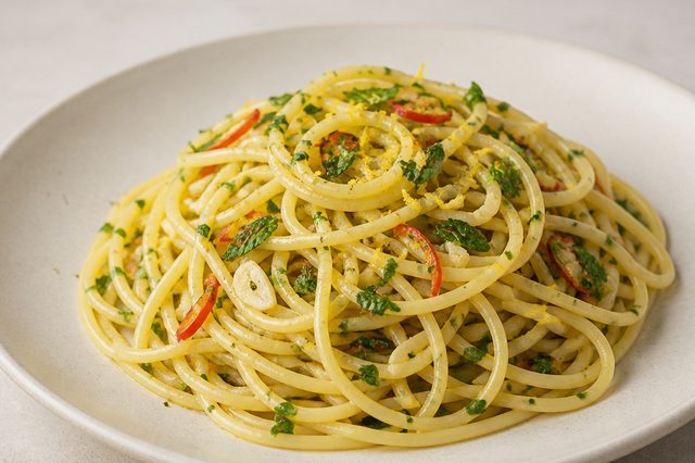 Spaghetti al limone vegano com salsa e hortelã