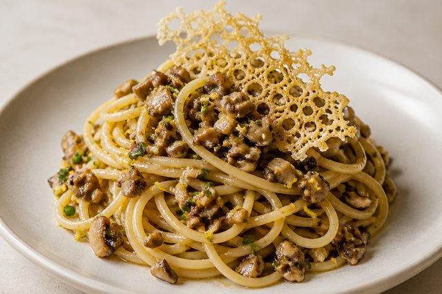 Spaghettini com ragu de cogumelos, limão e teia de parmesão