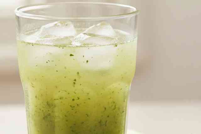 Suco de Abacaxi com Uva e Salsão