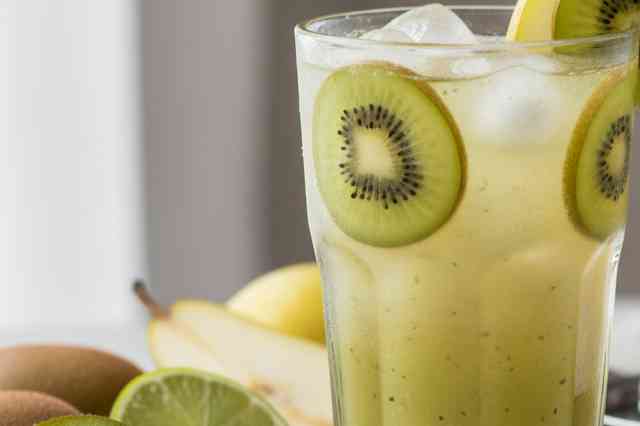 Suco de Pera com Kiwi e Limão-Taiti