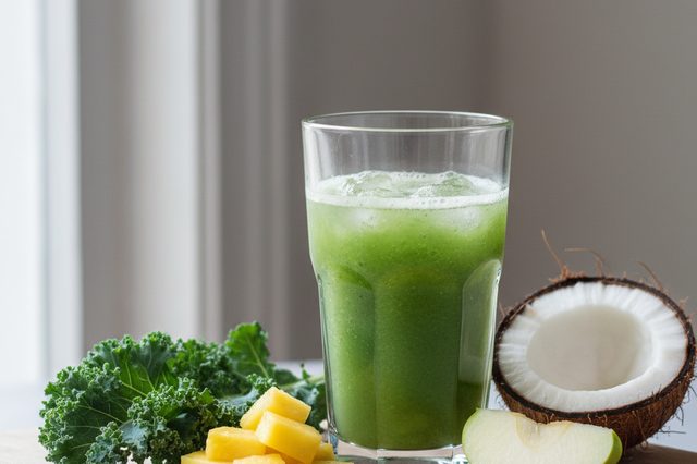Suco verde de couve abacaxi e água de coco