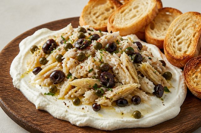 Tábua de bacalhau com coalhada e alcaparras