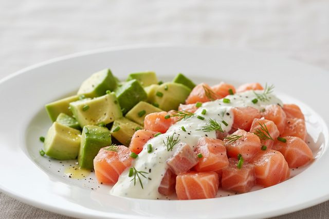 Tartare de salmão com iogurte e avocado