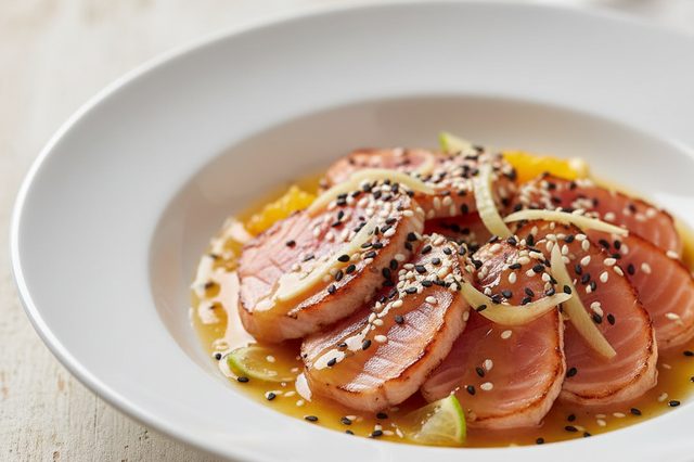 Tataki de salmão com molho cítrico e gengibre