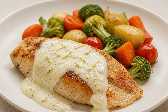 Tilápia com molho cremoso de limão e legumes