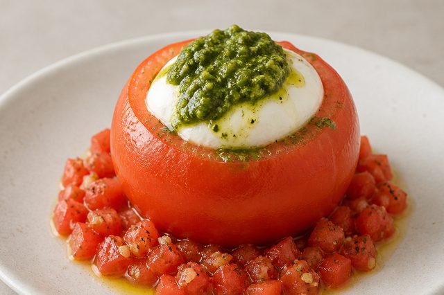 Tomate recheado com burrata e pesto caseiro