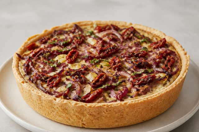 Torta caprese vegana de grão-de-bico e tomate seco