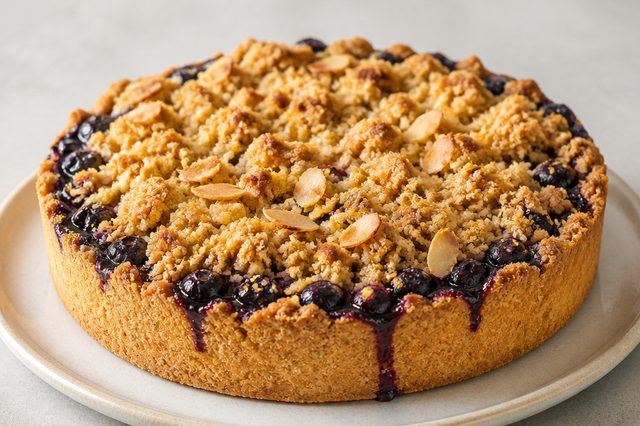 Torta crocante de mirtilo com farofa de castanhas