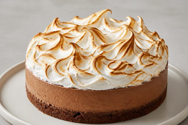 Torta de avelã e cream cheese com merengue
