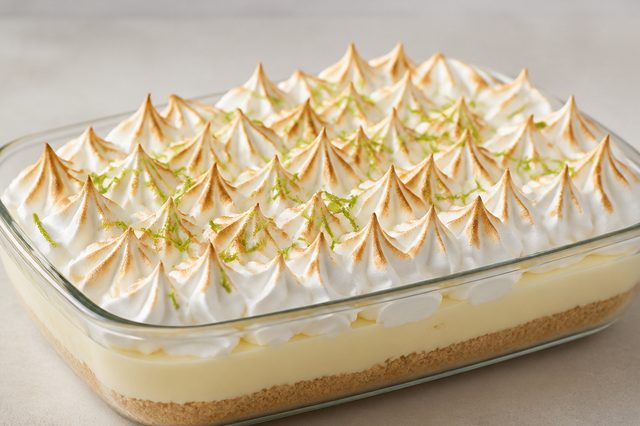 Torta de limão na travessa com leite em pó e merengue