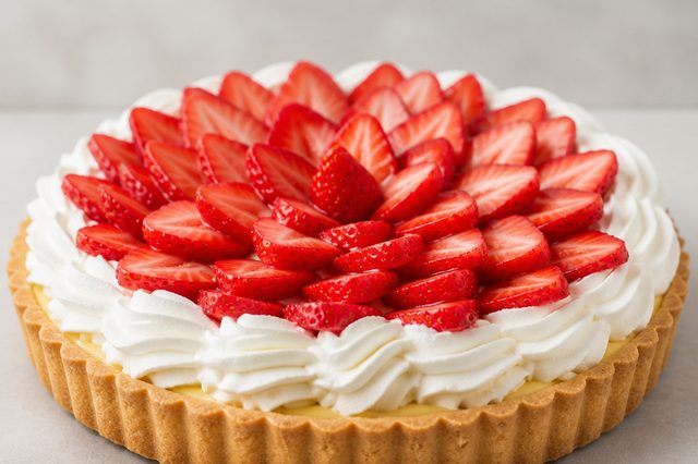 Torta de morango com creme de confeiteiro e chantilly