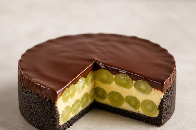 Torta de uva com brigadeiro branco e casquinha de chocolate