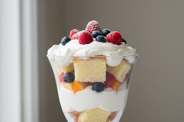 Trifle de pão de ló com frutas e chantilly