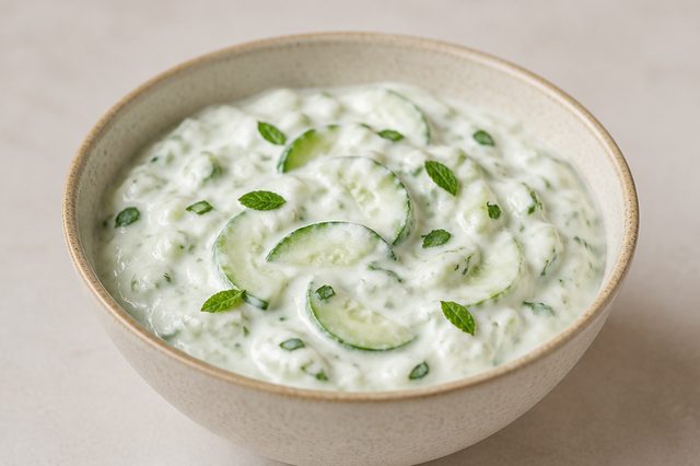 Tzatziki de iogurte de soja e hortelã