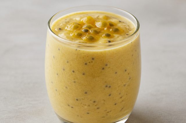 Vitamina cremosa de maracujá com banana e chia