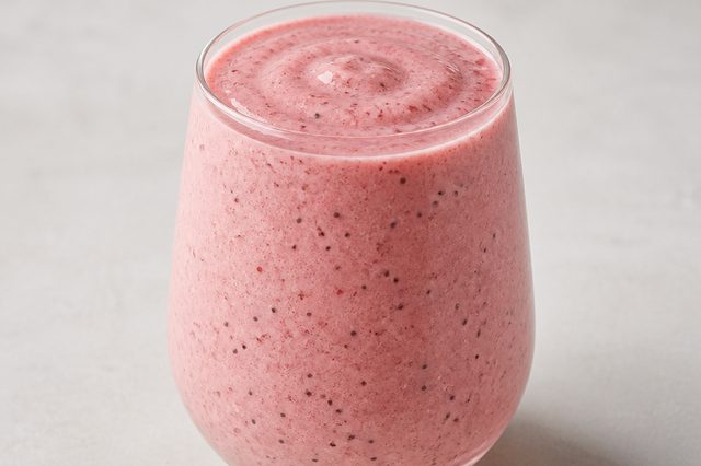 Vitamina cremosa de morango com banana e chia
