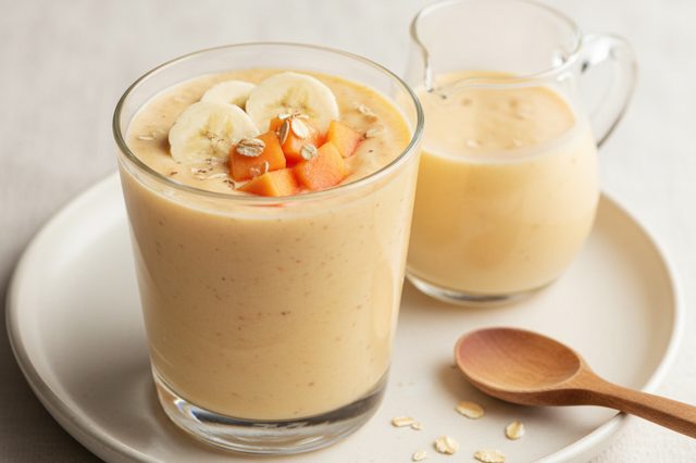 Vitamina de mamão e banana com bebida de aveia