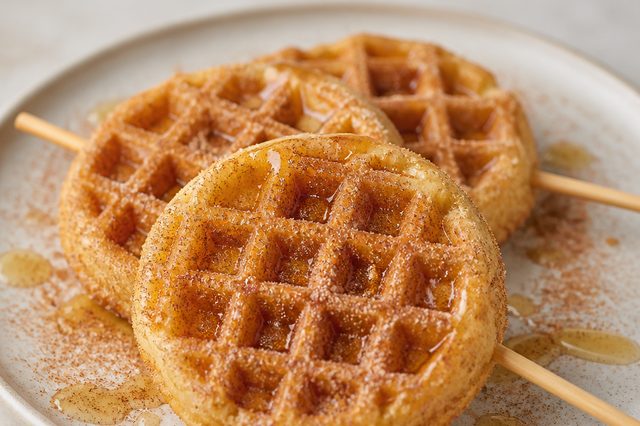 Waffles de maçã com canela e mel