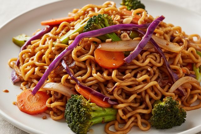 Yakisoba de legumes com repolho roxo